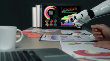 Masada bir yapay zeka asistanı ile birlikte, çapraz işlevsel bir ekip iş tekliflerini keskinleştirmek, büyümeyi hızlandırmak ve işbirliğini artırmak için veri analizlerini inceliyor. Noogenesis Yapay Zeka