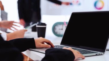 Kripto para birimi, merkezi olmayan defi sistemleriyle dijital finansmanı sağlıyor. Kripto para piyasası blok zinciri yoluyla büyür ve kripto para defteri işlemleri NFT 'nin güvenli finans yeniliğini sunar. Spire.