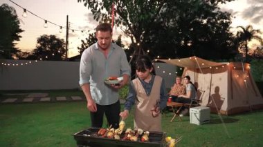 Aile birlikte bahçede kamp kurar, baba ve kız aile bireyleri için ızgara yapar. Doğayla iç içe olmak için açık hava kamp aktiviteleri ve genç nesil çapraz kuşaklarla zaman geçirmek için. Uyumsuzluk.