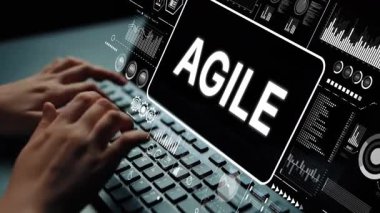 Eller Klavyede Teknoloji ve İş Konsepti İçin Arkaplanda Çevrimiçi Kontrol Paneli ile Yazıyor. Asemptotik akıllı veri analitiği.