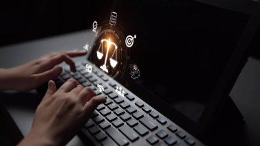 Adalet ölçeğini gösteren fütürist dijital hukuk arayüzü, dijital hukukun altını çizen, AI uyumu, dijital hukuk sistemleri ve güvenli yönetim için dijital hukuk düzenlemeleri. Muxer