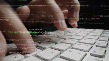 Klavyeye yazı yazan ellerin yakın plan görüntüsü, akıcı kod satırlarıyla çevrili. Bu resim yazılım gelişimindeki teknoloji ve yaratıcılığın kesişmesini sembolize eder. Xenic