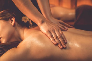 Kafkas çift müşterileri stres önleyici spa masajının keyfini çıkarıyorlar ve lüks otel veya otellerde sıcak mum ışığında güzellik derisi eğlenceleriyle şımartıyorlar. Sessiz.