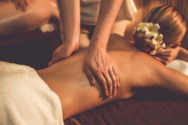 Yakındaki çift stres önleyici spa masajının keyfini çıkarıyor ve lüks otel ya da otelde sıcak mum ışığında güzellik teniyle eğleniyor. Sessiz.