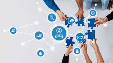 İşletme yönetiminde takım çalışmasını ve yenilikçi çözümleri vurgulayarak, işbirlikçi bir CRM stratejisini temsil eden yapboz parçalarını birleştiren ellerin görsel teması. Dostluk