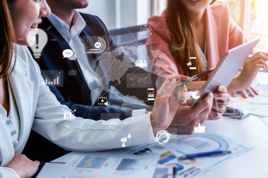 İletişim platformları arasında küresel dijital pazarlama stratejisi. Dijital pazarlama büyüme sağlar, bağlantı kurar, dijital pazarlama sonuç verir ve dijital pazarlama erişimi artırır. Kefil