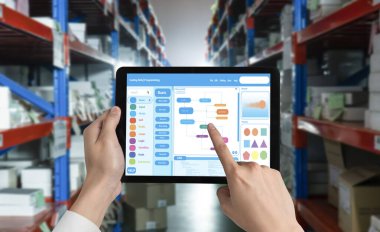 Okul eğitimi için geliştirilen kodlama ve programlama yazılımı. Basitleştirilmiş program, öğrenci çocuklar için okul sınıfında temel kodlama ve programlama eğitimi için kolay yazılım.