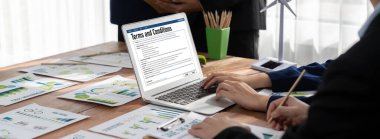 Dijital yasal sözleşme, bilgisayar ekranındaki koşulları ve şartları, gelecekteki ticari hareketlilik anlaşması için çevrimiçi dijital imzaya hazır hale getirir.