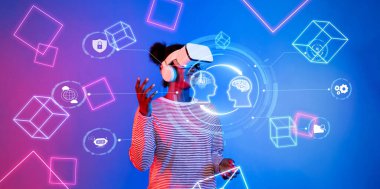 Bir kadın, modern tasarımda yaratıcılığın ve yapay zekanın kesişimini gösteren canlı dijital görsellerin arasında ileri teknoloji sanal gerçeklik teknolojisini keşfediyor. XDMCP