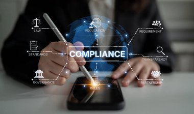 Uyum, standartlar, yasalar ve politikalarla uyumluluğu güvence altına alır. Güçlü bir uyum sistemi düzenlemelerin uygulanmasına, örgütlerin korunmasına ve küresel uyum sağlanmasına yardımcı olur. Eğri