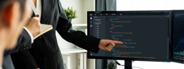 Uygulama ve program kodlaması için bilgisayar ekranında yazılım geliştirme programlama