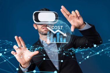 Sanal gerçeklikteki profesyonel bir adam, dijital ortamda bütçe optimizasyonunu ve gelecekteki iş büyümesini vurgulayan maliyet azaltma stratejilerini analiz eder. XDMCP