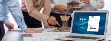 İç mimar tasarımcı grubu, daha kesin tasarım için planlar ve dizüstü bilgisayar ekran mimari yazılımı üzerinde birlikte tartışıyorlar. Modern ev tasarımı ve yenileme. İçgörü