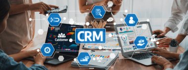 Panorama analist ekibi, FBI Fintech 'i kullanarak dizüstü bilgisayarla mali raporu analiz ediyor. İş adamları iş görüşü için dizüstü bilgisayarda gösterilen kontrol panelini inceliyor. Dostluğu İncele