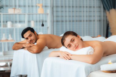 Kafkas çift müşterisi stres önleyici spa masajının keyfini çıkarıyor ve lüks otel veya oteldeki gündüz açık hava ortamında güzellik teniyle eğleniyor. Sessiz.