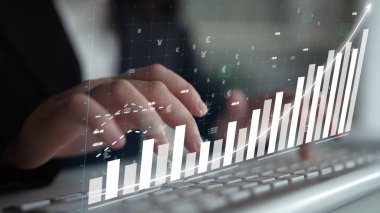 Bir klavyede iş dünyasından profesyonel tipler büyümeyi ve pazar eğilimlerini gösteren dijital grafikleri analiz ederken, finans alanında veri odaklı karar verme mekanizması sergiliyorlar. Copula