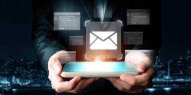 İş adamı e-posta kutusunu kontrol ediyor, daha iyi verimlilik için mesajları düzenliyor ve önceliklerini belirliyor. Etkili iletişim için akıllı e-posta teknikleri öğren. FaaS