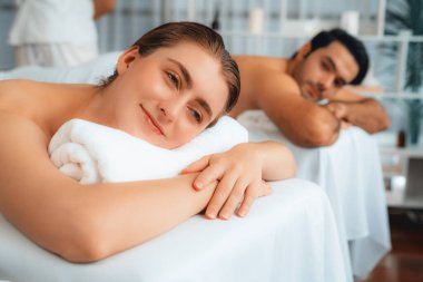 Kafkas çift müşterisi stres önleyici spa masajının keyfini çıkarıyor ve lüks otel veya oteldeki gündüz açık hava ortamında güzellik teniyle eğleniyor. Sessiz.