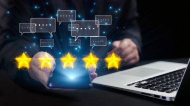 Yıldızları ve konuşma baloncuklarını gösteren bir akıllı telefonun, dijital çağdaki çevrimiçi yorumların önemini vurgulayan dinamik bir temsili. Dörtgen