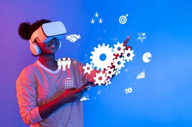 Genç bir kadın, dijital çağda takım çalışmasını ve işbirliğini sembolize ederek, yenilik ve iş bağlantılarını teşvik ederek sanal gerçeklik deneyimini zevkle keşfediyor. XDMCP