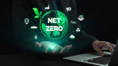 Ağ Sıfır etiketli parlayan bir küreyi tutan dinamik bir görsel gelecek için sürdürülebilirlik ve yenilikçi iklim çözümlerine olan bağlılığı sembolize ediyor. Dörtgen
