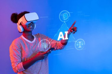 VR kulaklık takan genç bir kişi, sorumlu teknoloji kullanımının önemini vurgulayarak yapay zeka etiği, dijital hukuk ve siber güvenlik hakkında sanal kavramlar üretiyor. XDMCP