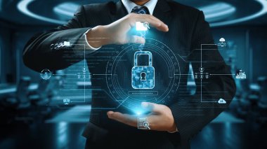 Profesyonel bir işadamı, modern bir ofis ortamında siber güvenlik ve veri korumasını temsil eden teknoloji sembolleri arasında dijital bir kilit simgesi sergiliyor. Dörtgen