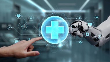 Robot ve insan elini uzatıyor ve yüzen tıbbi haç ikonu ile parmağıyla işaret ediyor. Laboratuvar geçmişini işaret ederken robot eller ve insanların birlikte çalışması yakın plan. Sağlıklı..