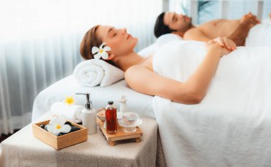 Kafkas çift müşterisi stres önleyici spa masajının keyfini çıkarıyor ve lüks otel veya oteldeki gündüz açık hava ortamında güzellik teniyle eğleniyor. Sessiz.