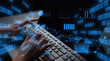 Modern teknoloji ve analitik süreçleri temsil eden grafikler ve veri görselleştirmelerinin dijital bir örtüsünü içeren bir klavyeye yazı yazan ellerin yakın çekimi. Xenic