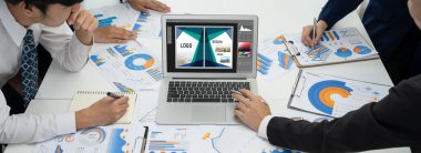 Web sayfasının modern tasarımı ve bilgisayar ekranında gösterilen ticari canlı reklamlar için grafiksel tasarımcı yazılımı