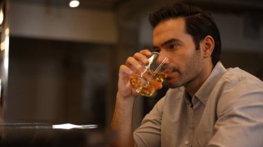 Akıllı adam tek başına oturmuş kokteyl içiyor. Eski moda bekleme arkadaşları ya da cuma gecesi barda ve restoranda lüks içki tezgahında içki içen bir çift. Vinosity.