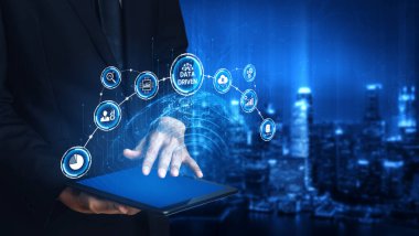 Veri güdümlü karar verme işi analitik, veri toplama ve yapay zeka sistemleri yoluyla güçlendirir. Veri güdümlü araçlar veri işleme ve veri görselleştirmesini veri platformları boyunca destekler. Eğri