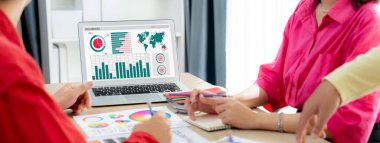 İş veri paneli pazarlama stratejisi planlaması için canlı iş zekası analizi sağlar