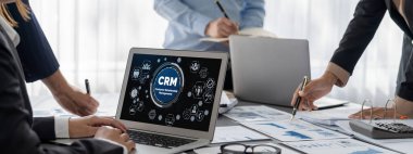 İş zekası ve veri analizi kavramı. Analizci ekibi laptop ekranında finansal veri analizi üzerinde çalışıyor. Etkili iş stratejik planlama için pazarlama göstergesi olarak. İçgörü