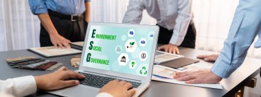 Masadaki bir grup iç mimar takımı dizüstü bilgisayarında mimari yazılım bulunan çeşitli ruh hali tahtası örneklerini seçiyor. Modern yenileme ve iç malzeme seçimi konsepti. İçgörü