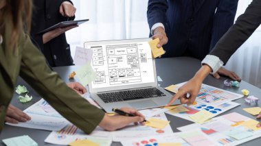 Analizci ekibi yaratıcı ve analitik beyin fırtınası fikri için bilgisayar ekranında BI veri paneli olan yapışkan bir not kullanıyor. Pazarlama stratejisi için finansal veri görselleştirme teknolojisini analiz et. Dahi.