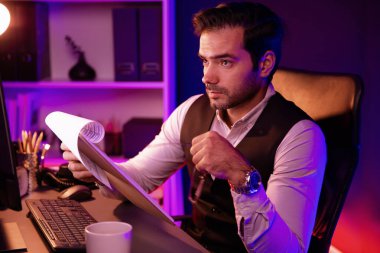 Ciddi derecede zeki bir işadamı, satış kanalı disiplinlerini analiz eden dosya raporu sunar. Neon karanlık ışık odasındaki bilgisayar ekranındaki hedef müşteri grafiğini karşılaştırır. Tahmin et..