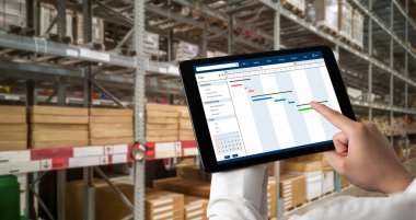 Ekip projesinin zaman çizelgesini gösteren bilgisayar ekranında, modern iş projesi yönetimi için proje planlama yazılımı