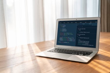 Model uygulama ve program kodlaması için bilgisayar ekranında yazılım geliştirme programlama