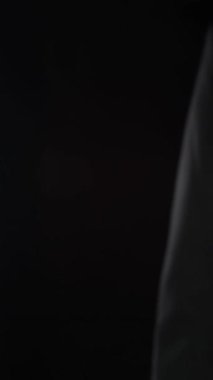 İşadamı, ticari kar artışının gelecekteki hedefe arttığını gösteren imalı bir tablo çizdi. Şirket işlerinin yükselmesi için mükemmel bir mali durum. Finans ve para teknolojisi .