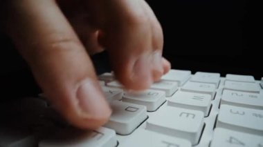Bilgisayar klavyesinde parmaklarıyla daktilo eden hızlandırılmış yakın çekim adam. Makro yumuşak odaklı bebek çekimi. Bilgisayar programlama, mesajlaşma çevrimiçi mesajlaşma ve çevrimiçi pazarlama işi hiperhız kavramı. Topla