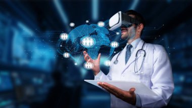 Bir sağlık uzmanı, gelişmiş hasta bakımı için modern bir klinik ortamda küresel veri eğilimlerini ve yenilikleri görselleştirerek sanal gerçeklik teknolojisine bağlanır. PHMT
