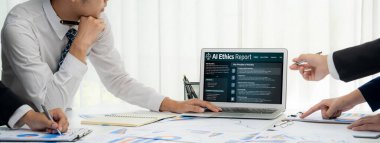 Yapay zeka etik standart hukuk ve bilgisayar ekranındaki kurallar yapay zeka etik şeffaflığının teknoloji suçunu önlediğine dair rapor sunuyor. canlı