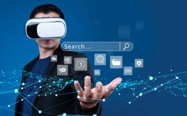 İş adamı, stratejik kararlar için değerli verileri çıkartarak arama motoru araştırması yapıyor. Kapsamlı araştırma ve SEO veri analizi için arama motorları kullanılıyor. FaaS