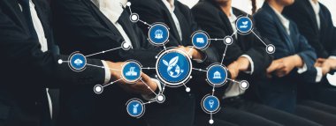 Çağdaş bir ofis ortamında çevre dostu kavramlarla işbirliği ve yenilik sergileyen çeşitli iş dünyasından profesyonellerden oluşan bir grup. Dostluk