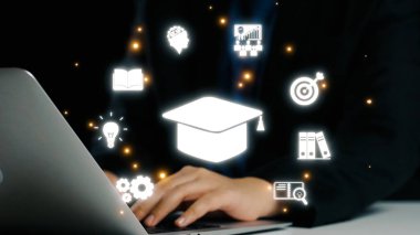 Bu resim, modern bir öğrenim ortamında yenilik ve bilgiyi vurgulayarak, eğitim ve hedefleri temsil eden çok sayıda dijital ikona sahip yaratıcı bir öğrenme kavramını sergiliyor. Dörtgen