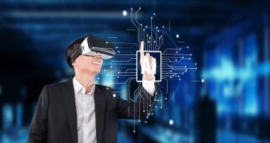 Takım elbiseli bir profesyonel sanal gerçeklik teknolojisiyle uğraşır, yapay zekanın ve dijital ortamda büyüleyici deneyimlerin kesişimini araştırır. XDMCP