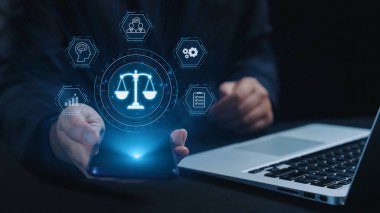 Adalet ölçeğini gösteren fütürist dijital hukuk arayüzü, dijital hukukun altını çizen, AI uyumu, dijital hukuk sistemleri ve güvenli yönetim için dijital hukuk düzenlemeleri. Elide