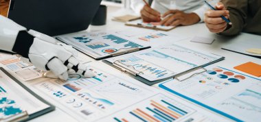 Gelecekteki bir iş toplantısında, veri analizi yapan, iş yerinde işbirliği ve yenilikleri vurgulayan bir robot el teknolojisi sergileniyor. Noogenesis